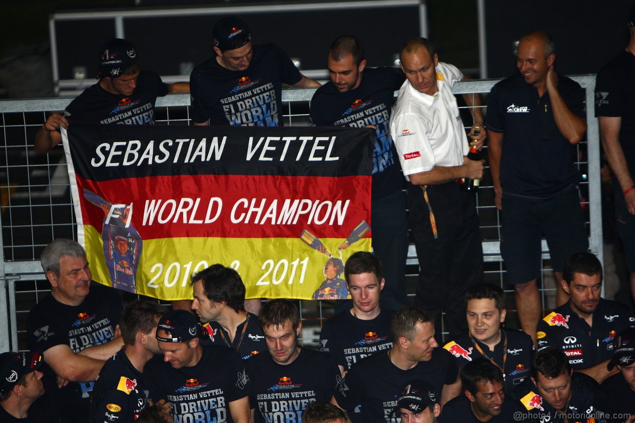 GP GIAPPONE, 09.10.2011- Sebastian Vettel (GER), celebrates with the Red Bull Racing Team the his second Formula 1 World Championship