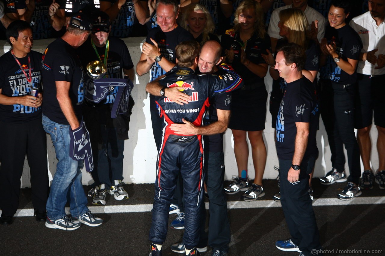 GP GIAPPONE, 09.10.2011- Sebastian Vettel (GER), celebrates with the Red Bull Racing Team the his second Formula 1 World Championship e Adrian Newey (GBR), Red Bull Racing , Technical Operations Director 