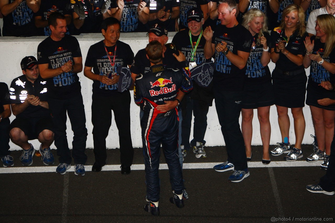 GP GIAPPONE, 09.10.2011- Sebastian Vettel (GER), celebrates with the Red Bull Racing Team the his second Formula 1 World Championship ad Helmut Marko (AUT), Red Bull Racing, Red Bull Advisor