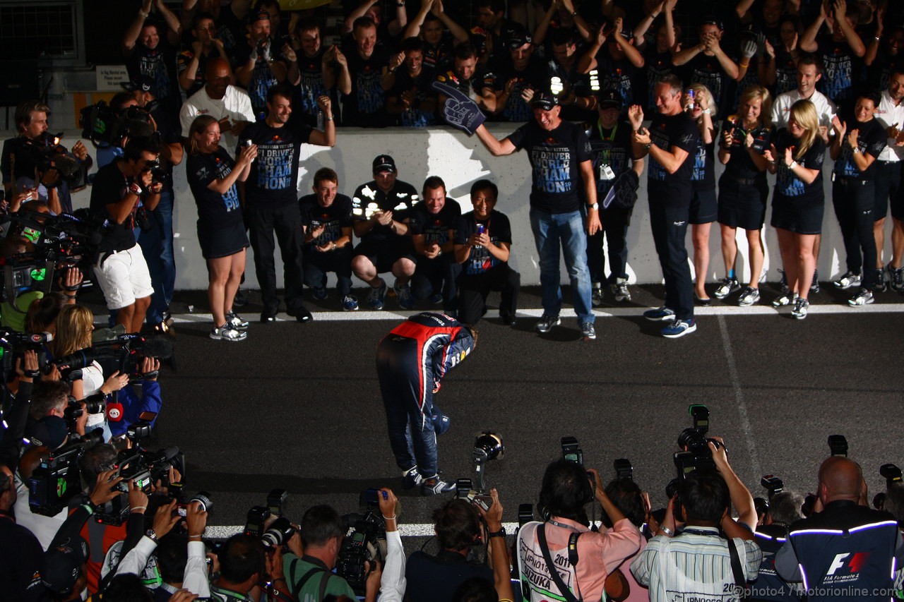 GP GIAPPONE, 09.10.2011- Sebastian Vettel (GER), celebrates with the Red Bull Racing Team the his second Formula 1 World Championship