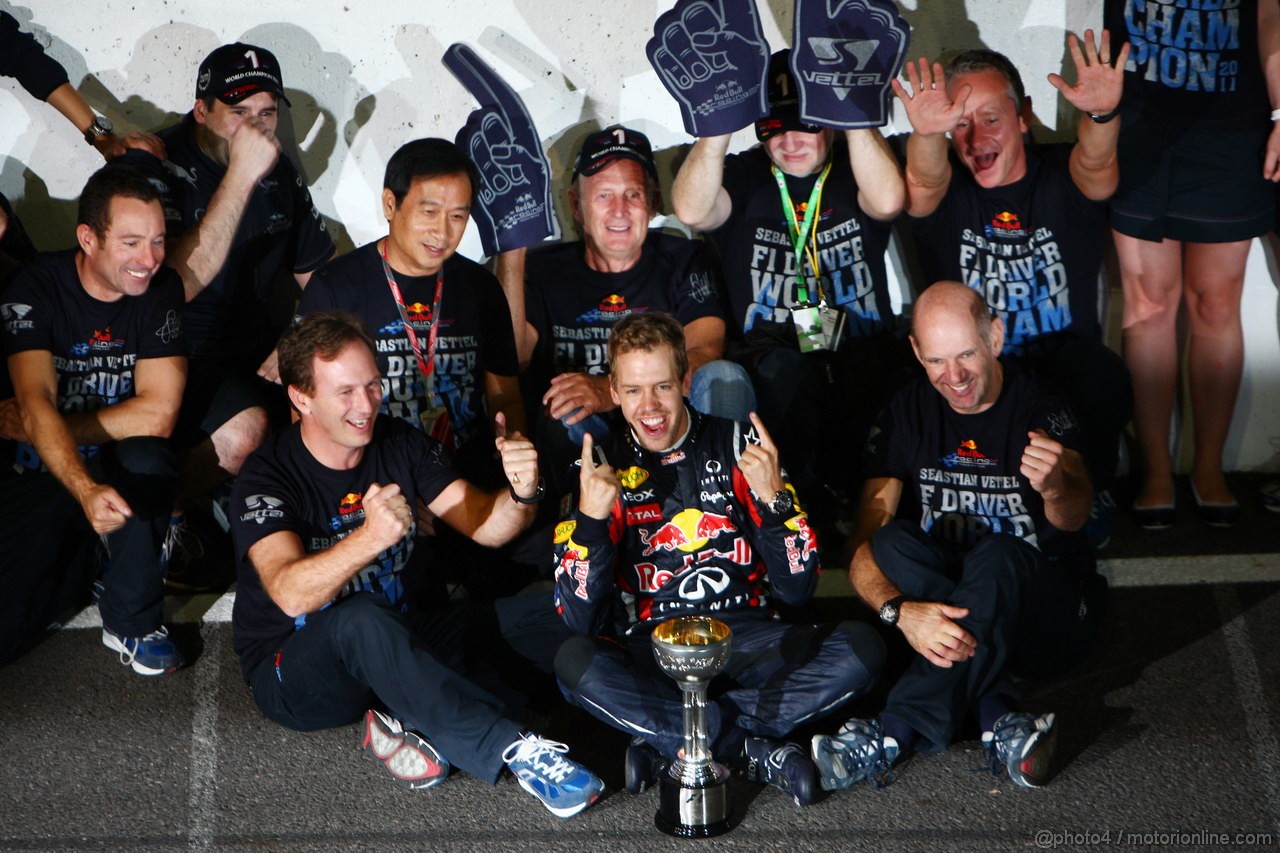 GP GIAPPONE, 09.10.2011- Sebastian Vettel (GER), celebrates with the Red Bull Racing Team the his second Formula 1 World Championship