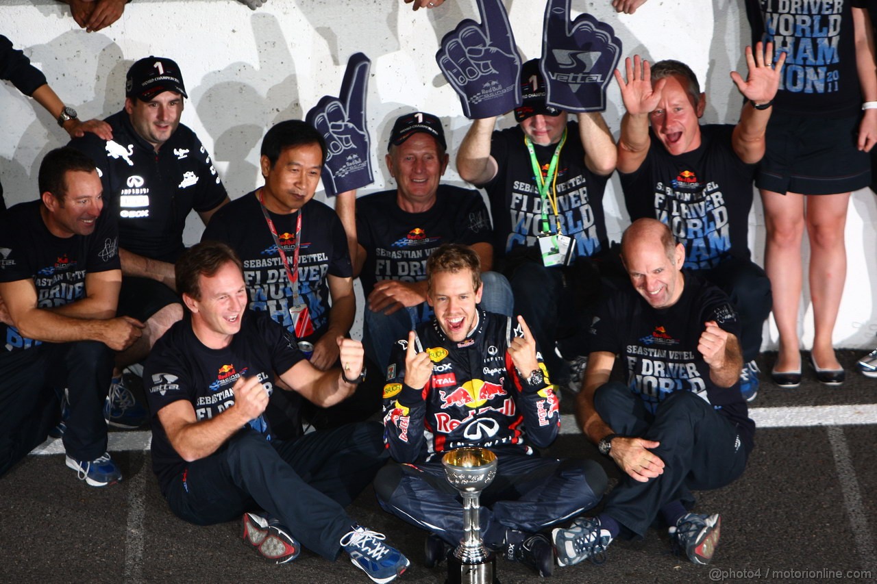 GP GIAPPONE, 09.10.2011- Sebastian Vettel (GER), celebrates with the Red Bull Racing Team the his second Formula 1 World Championship