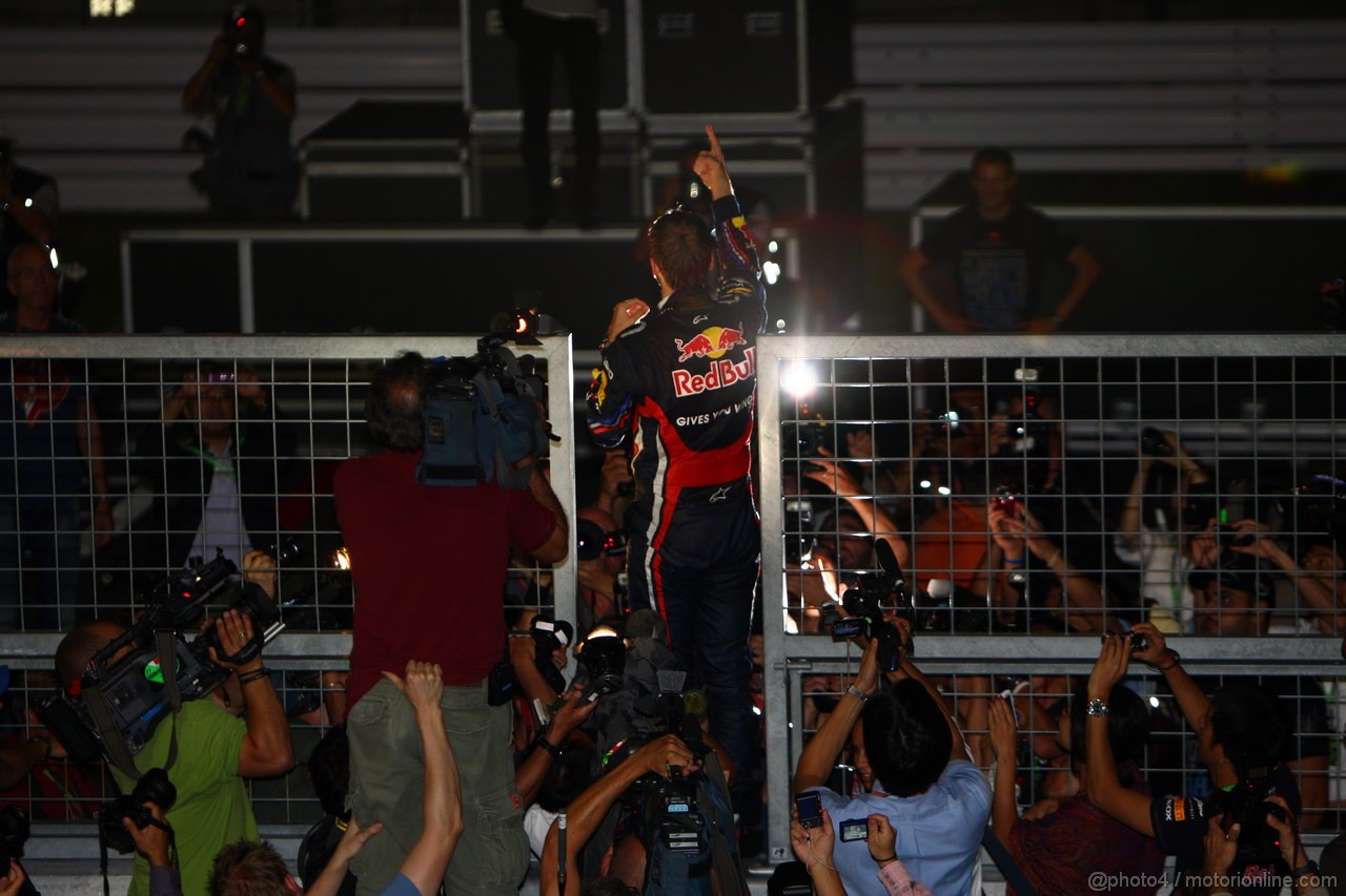 GP GIAPPONE, 09.10.2011- Sebastian Vettel (GER), celebrates with the Red Bull Racing Team the his second Formula 1 World Championship