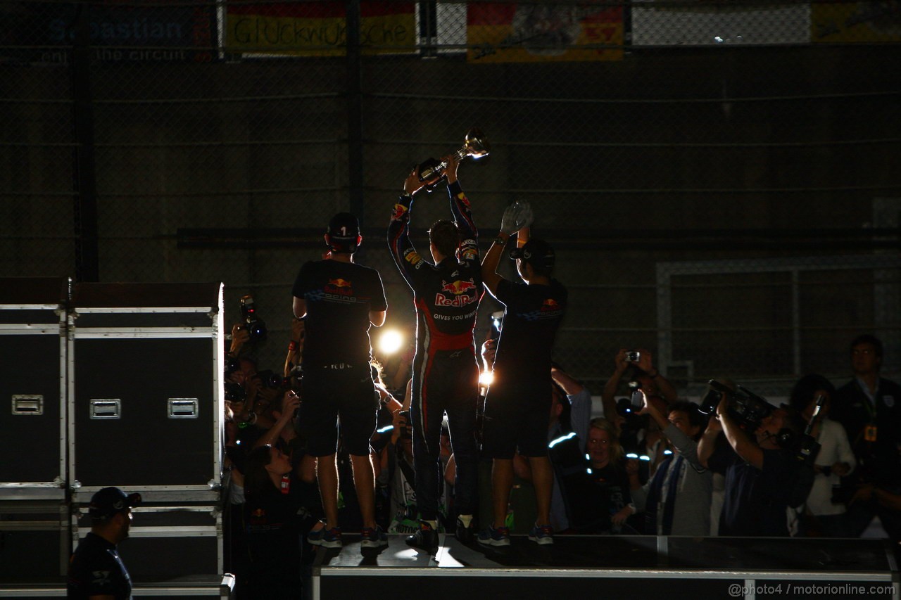 GP GIAPPONE, 09.10.2011- Sebastian Vettel (GER), celebrates with the Red Bull Racing Team the his second Formula 1 World Championship