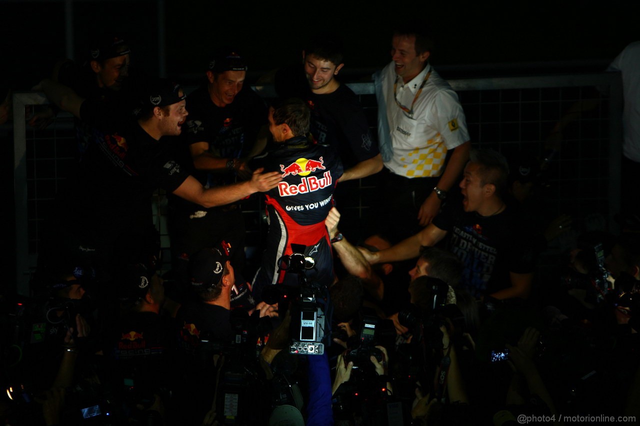 GP GIAPPONE, 09.10.2011- Sebastian Vettel (GER), celebrates with the Red Bull Racing Team the his second Formula 1 World Championship