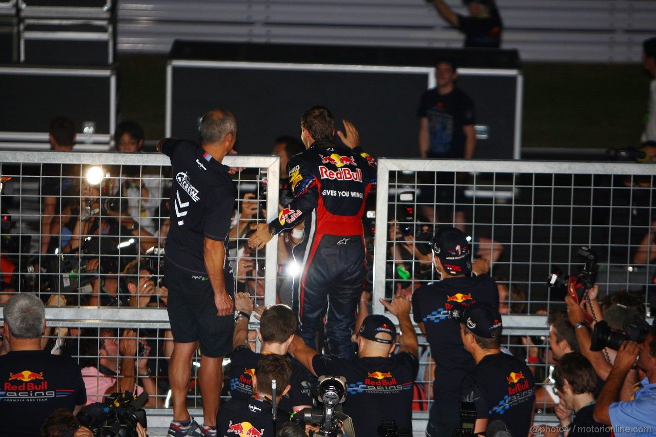 GP GIAPPONE, 09.10.2011- Sebastian Vettel (GER), celebrates with the Red Bull Racing Team the his second Formula 1 World Championship