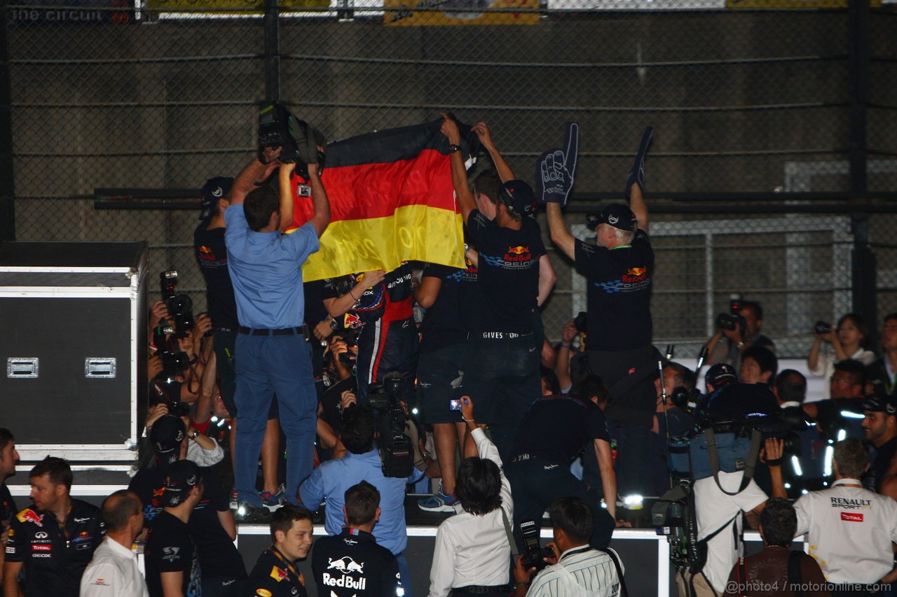 GP GIAPPONE, 09.10.2011- Sebastian Vettel (GER), celebrates with the Red Bull Racing Team the his second Formula 1 World Championship