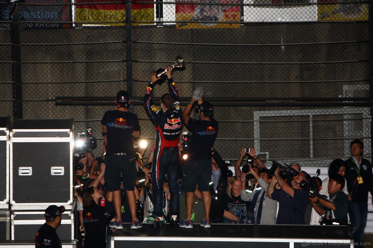 GP GIAPPONE, 09.10.2011- Sebastian Vettel (GER), celebrates with the Red Bull Racing Team the his second Formula 1 World Championship