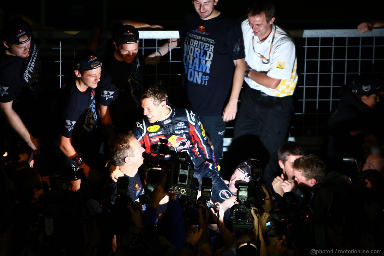GP GIAPPONE, 09.10.2011- Sebastian Vettel (GER), celebrates with the Red Bull Racing Team the his second Formula 1 World Championship