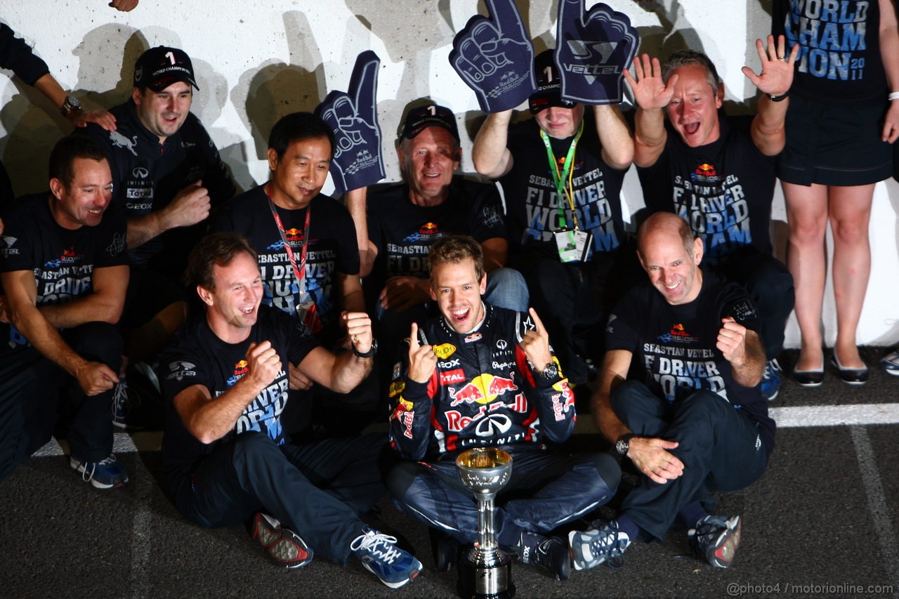 GP GIAPPONE, 09.10.2011- Sebastian Vettel (GER), celebrates with the Red Bull Racing Team the his second Formula 1 World Championship