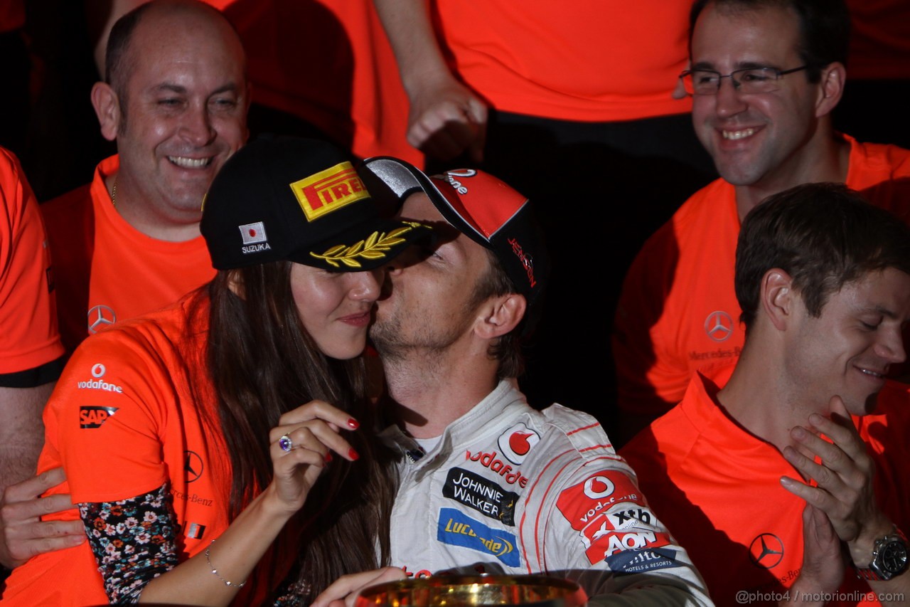 GP GIAPPONE, 09.10.2011- Festeggiamenti, Jenson Button (GBR), McLaren Mercedes, MP4-26 vincitore e Domenica Jessica Michibata (GBR)