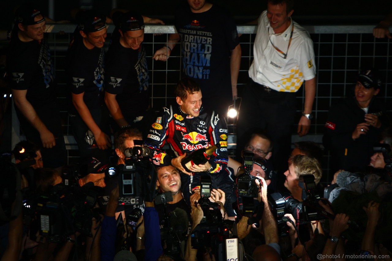 GP GIAPPONE, 09.10.2011- Sebastian Vettel (GER), celebrates with the Red Bull Racing Team the his second Formula 1 World Championship