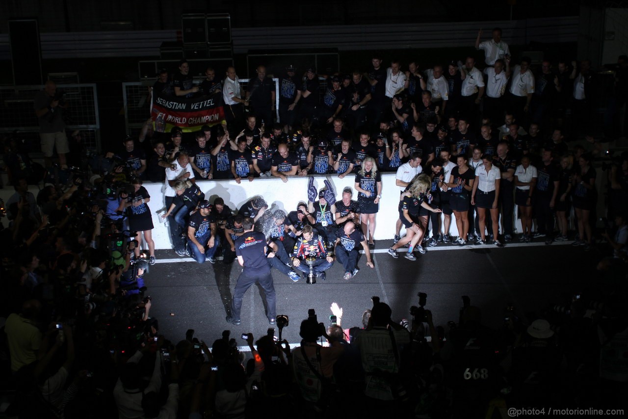 GP GIAPPONE, 09.10.2011- Sebastian Vettel (GER), celebrates with the Red Bull Racing Team the his second Formula 1 World Championship