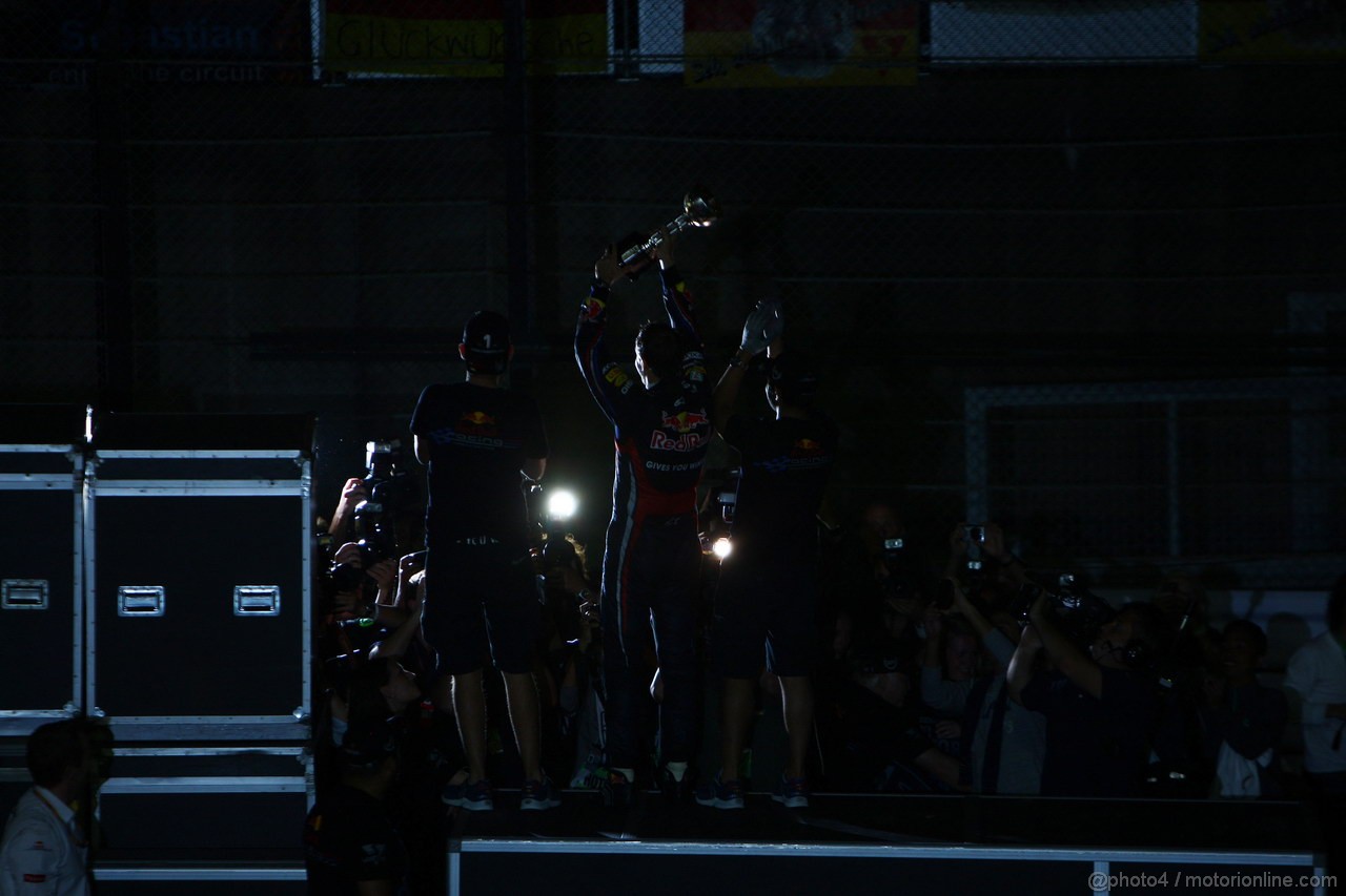 GP GIAPPONE, 09.10.2011- Sebastian Vettel (GER), celebrates with the Red Bull Racing Team the his second Formula 1 World Championship