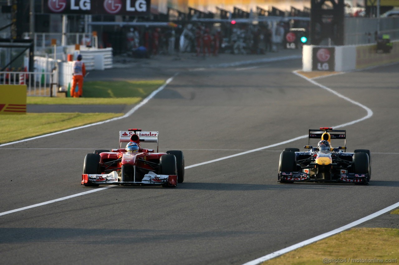 GP GIAPPONE, 09.10.2011- Gara, Fernando Alonso (ESP), Ferrari, F-150 Italia e Sebastian Vettel (GER), Red Bull Racing, RB7