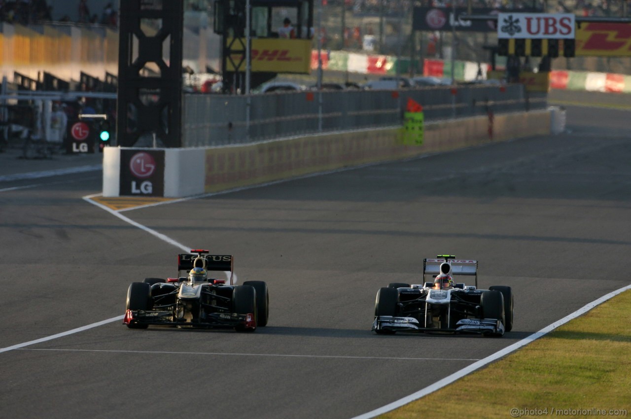 GP GIAPPONE, 09.10.2011- Gara, Bruno Senna (BRA), Lotus Renault GP R31 e Rubens Barrichello (BRA), Williams FW33