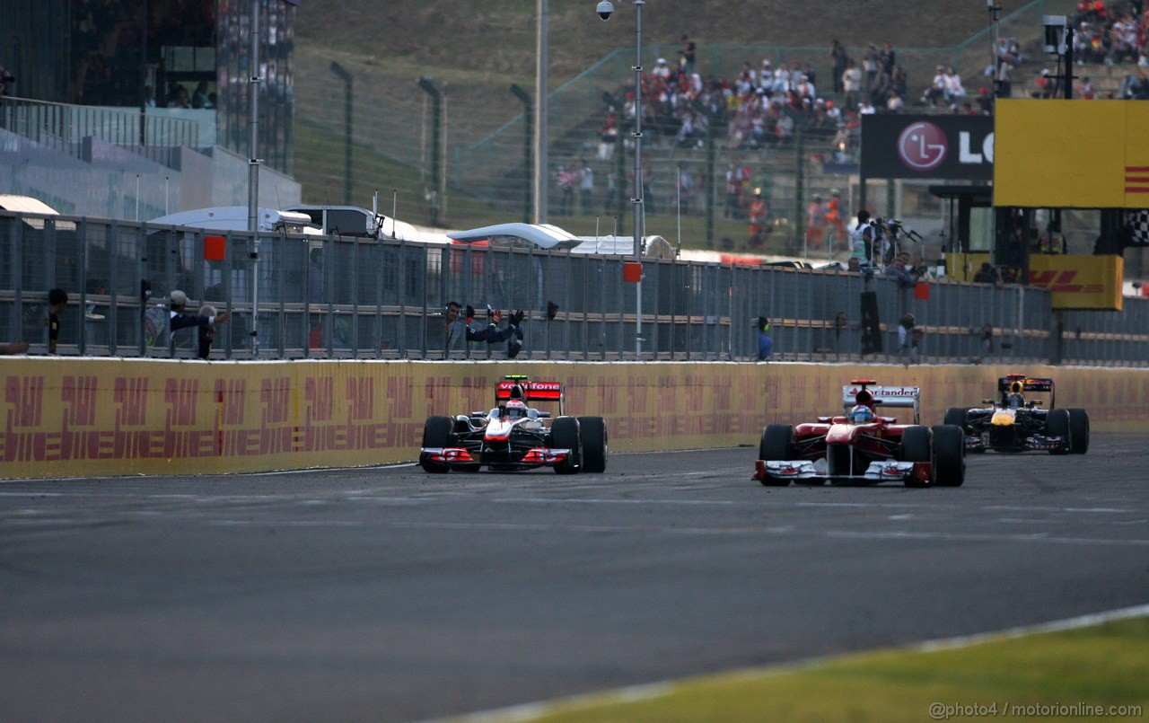 GP GIAPPONE, 09.10.2011- Gara, Jenson Button (GBR), McLaren  Mercedes, MP4-26 vincitore, Fernando Alonso (ESP), Ferrari, F-150 Italia secondo e Sebastian Vettel (GER), World Champion 2011 e terzo in the race