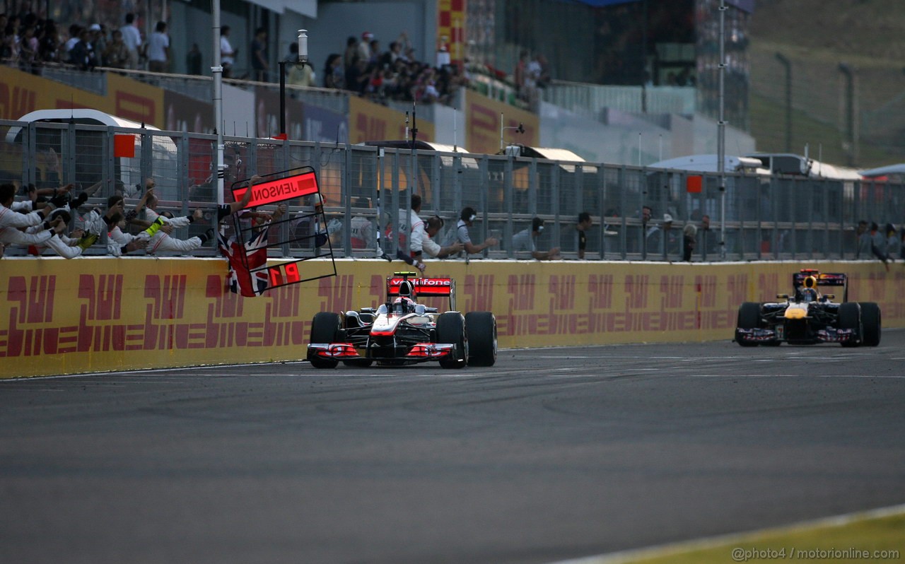GP GIAPPONE, 09.10.2011- Gara, Jenson Button (GBR), McLaren Mercedes, MP4-26 vincitore e Sebastian Vettel (GER), World Champion 2011 e terzo in the race