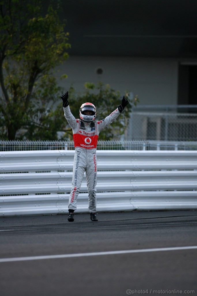 GP GIAPPONE, 09.10.2011- Gara, Jenson Button (GBR), McLaren  Mercedes, MP4-26 vincitore celelebrates on the track