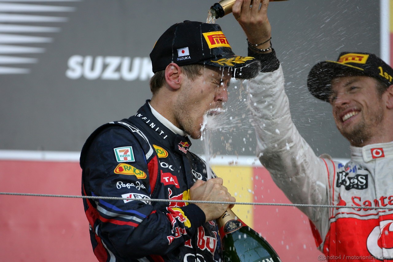 GP GIAPPONE, 09.10.2011- Gara, Sebastian Vettel (GER), World Champion 2011 e terzo in the race e Jenson Button (GBR), McLaren Mercedes, MP4-26 vincitore