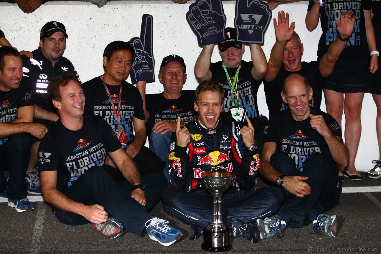 GP GIAPPONE, 09.10.2011- Sebastian Vettel (GER), celebrates his second World F1 Championship with Christian Horner (GBR), Red Bull Racing, Sporting Director e Adrian Newey (GBR), Red Bull Racing , Technical Operations Director