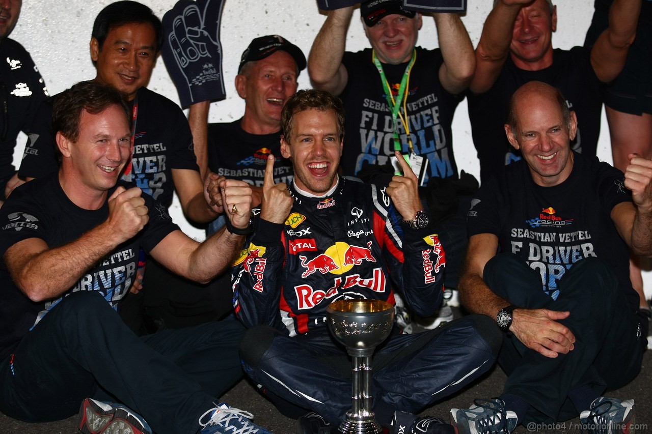 GP GIAPPONE, 09.10.2011- Sebastian Vettel (GER), celebrates his second World F1 Championship with Christian Horner (GBR), Red Bull Racing, Sporting Director e Adrian Newey (GBR), Red Bull Racing , Technical Operations Director