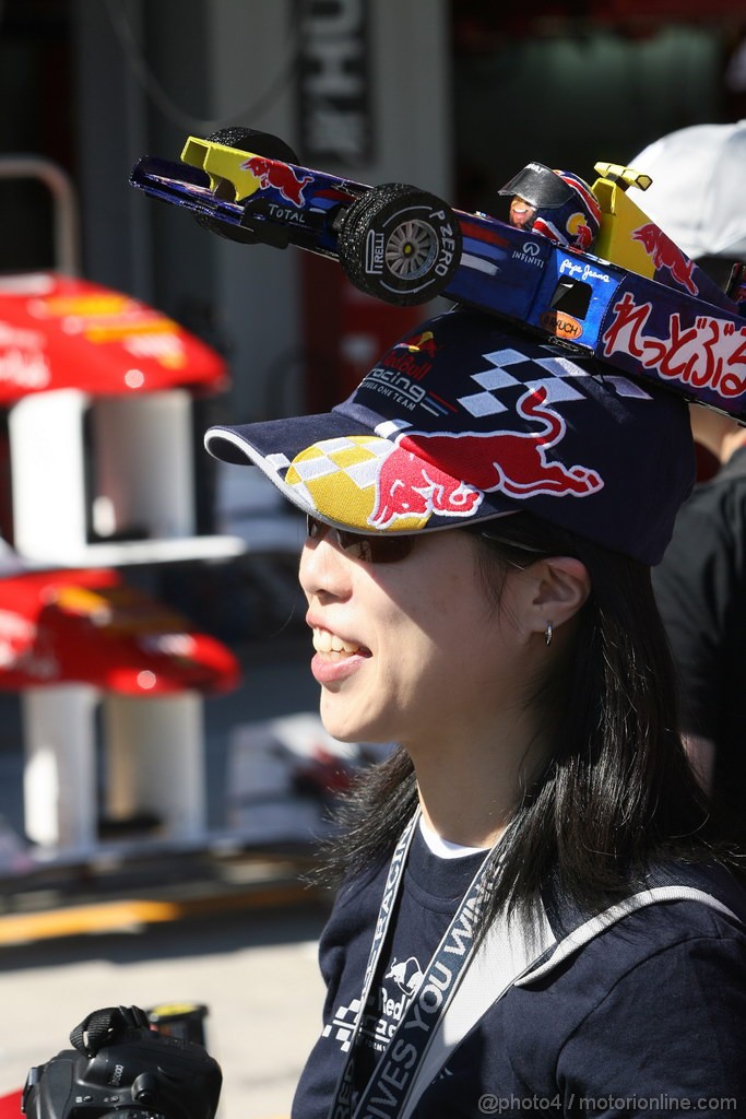 GP GIAPPONE, 06.10.2011- Mark Webber (AUS), Red Bull Racing, RB7's fan
