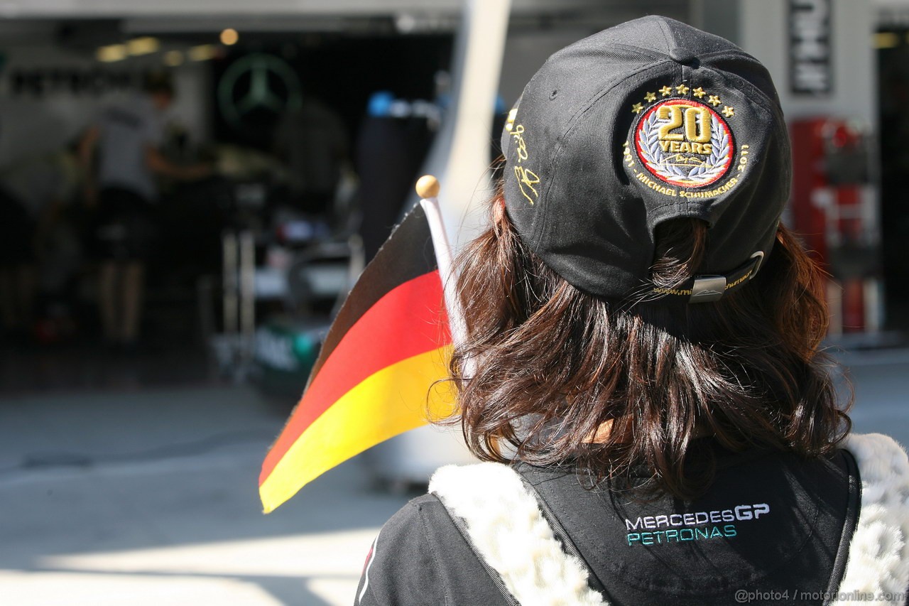 GP GIAPPONE, 06.10.2011-  Michael Schumacher (GER), Mercedes GP Petronas  F1 Team, MGP W02's fan