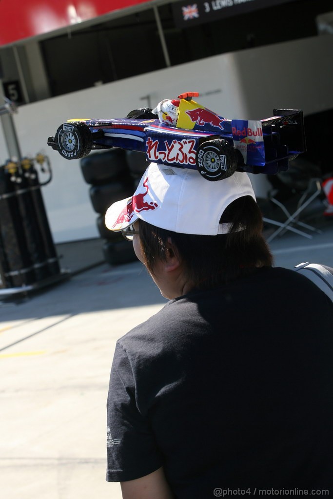 GP GIAPPONE, 06.10.2011- Sebastian Vettel (GER), Red Bull Racing, RB7's fan