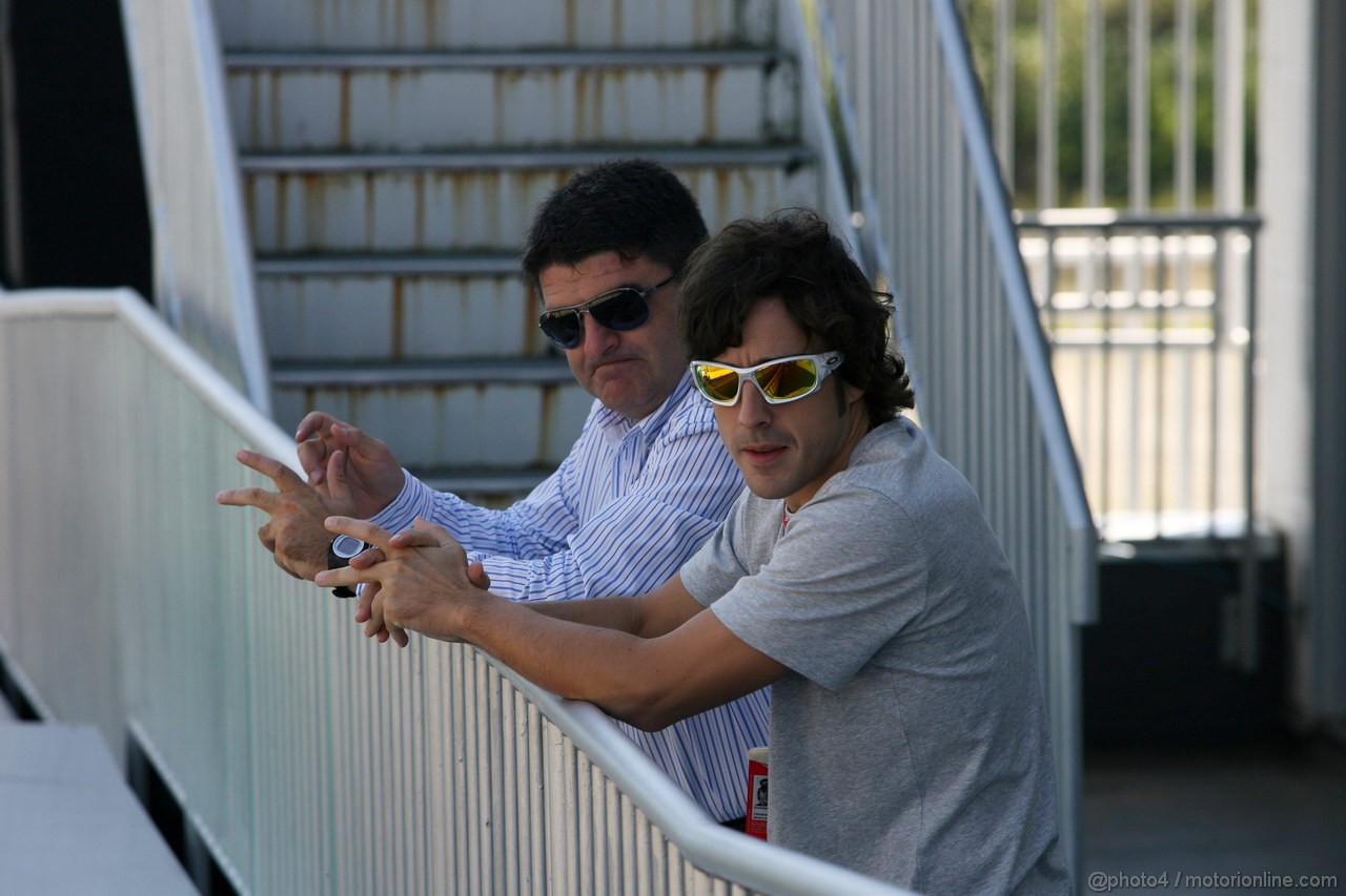 GP GIAPPONE, 06.10.2011- Fernando Alonso (ESP), Ferrari, F-150 Italia e his manager Luis Garcia Abad (ESP)