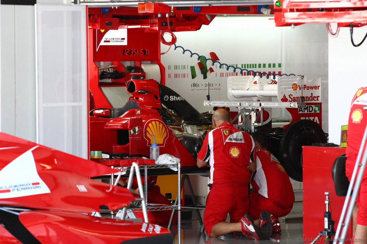 GP GIAPPONE, 06.10.2011- Mechanics work on the car