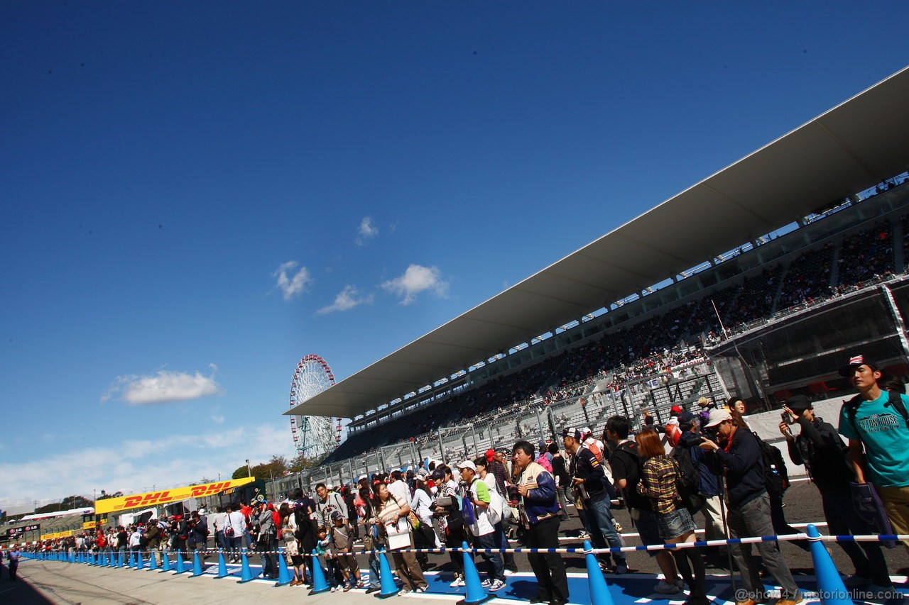 GP GIAPPONE, 06.10.2011- fans in the Pit lane