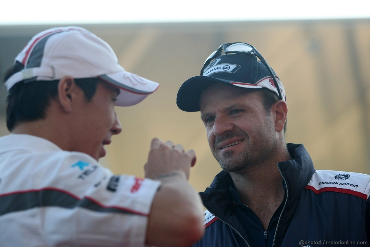 GP GIAPPONE, 06.10.2011- Kamui Kobayashi (JAP), Sauber F1 Team C30 e Rubens Barrichello (BRA), Williams FW33 