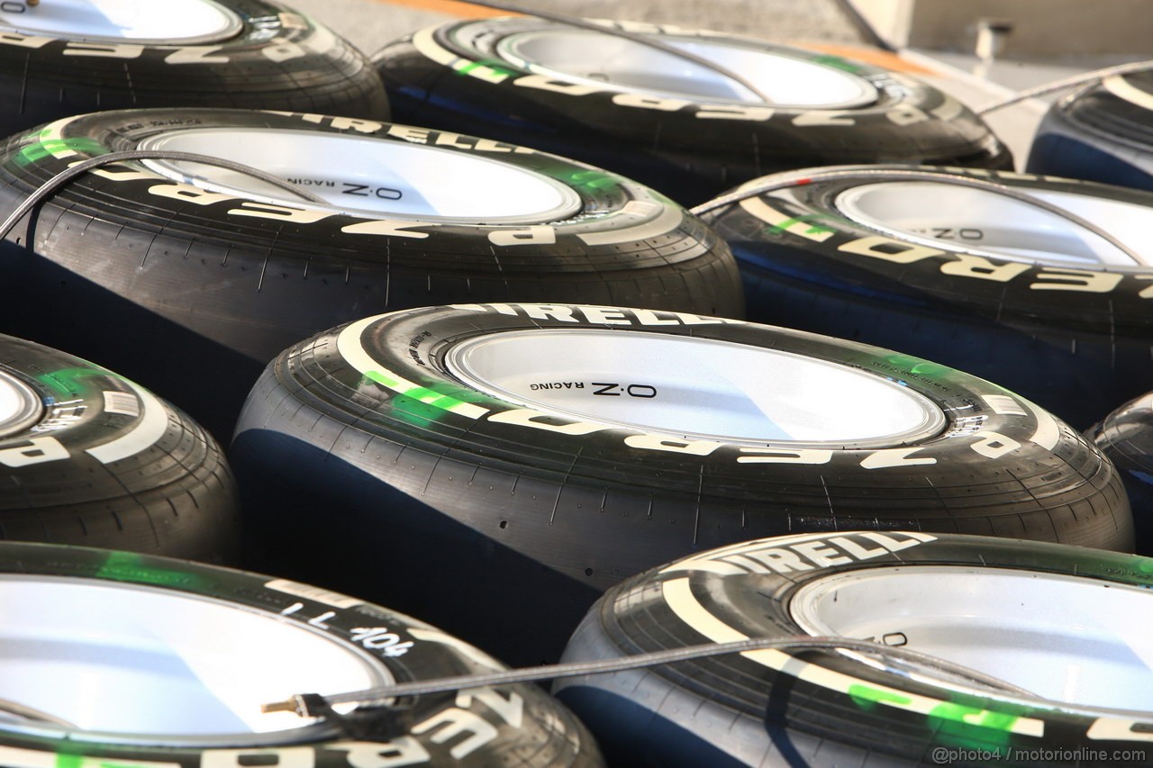 GP GIAPPONE, 06.10.2011- Pirelli Tyres e OZ Wheels 