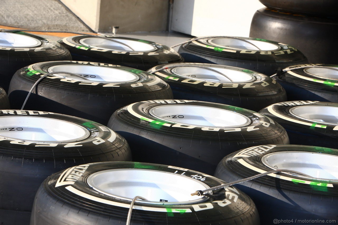 GP GIAPPONE, 06.10.2011- Pirelli Tyres e OZ Wheels 