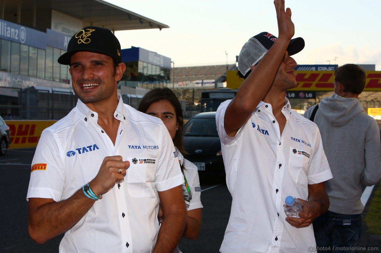 GP GIAPPONE, 06.10.2011- Vitantonio Liuzzi (ITA), HRT Formula One Team e Daniel Ricciardo (AUS), HRT Formula One Team 