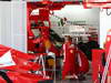 GP GIAPPONE, 06.10.2011- Mechanics work on the car