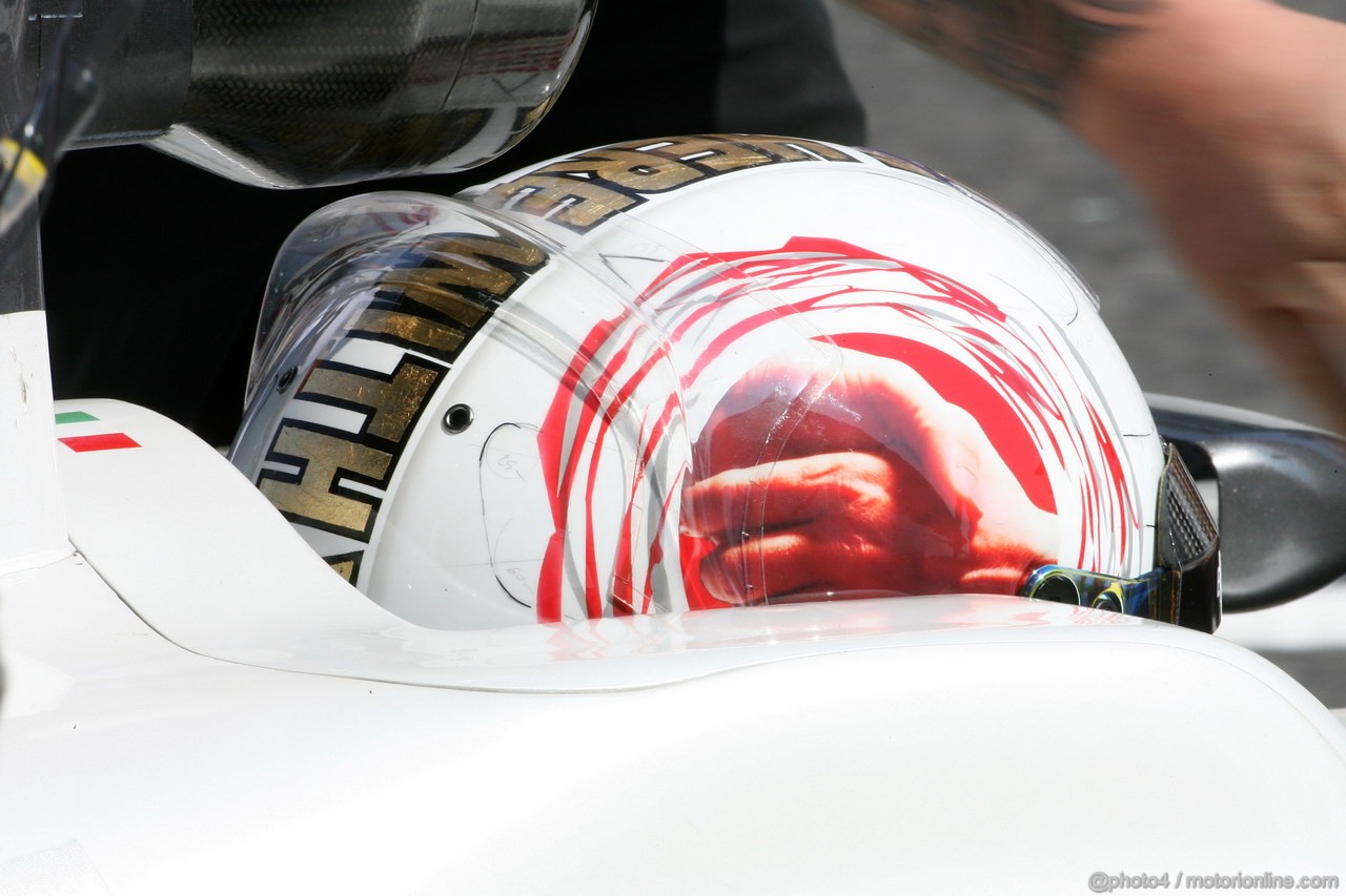 GP GIAPPONE, 08.10.2011- Prove Libere 3, Sabato, Helmet of Vitantonio Liuzzi (ITA), HRT Formula One Team