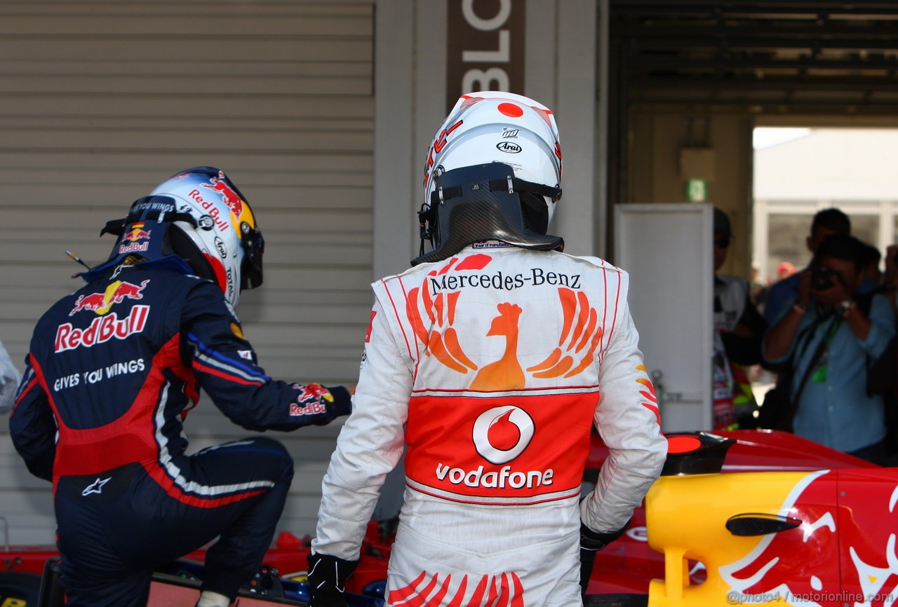 GP GIAPPONE, 08.10.2011- Qualifiche, Sebastian Vettel (GER), Red Bull Racing, RB7 pole position e Jenson Button (GBR), McLaren Mercedes, MP4-26 secondo