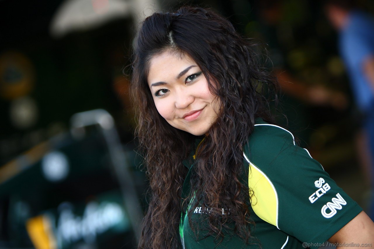 GP GIAPPONE, 08.10.2011- Qualifiche, Ragazza in the paddock