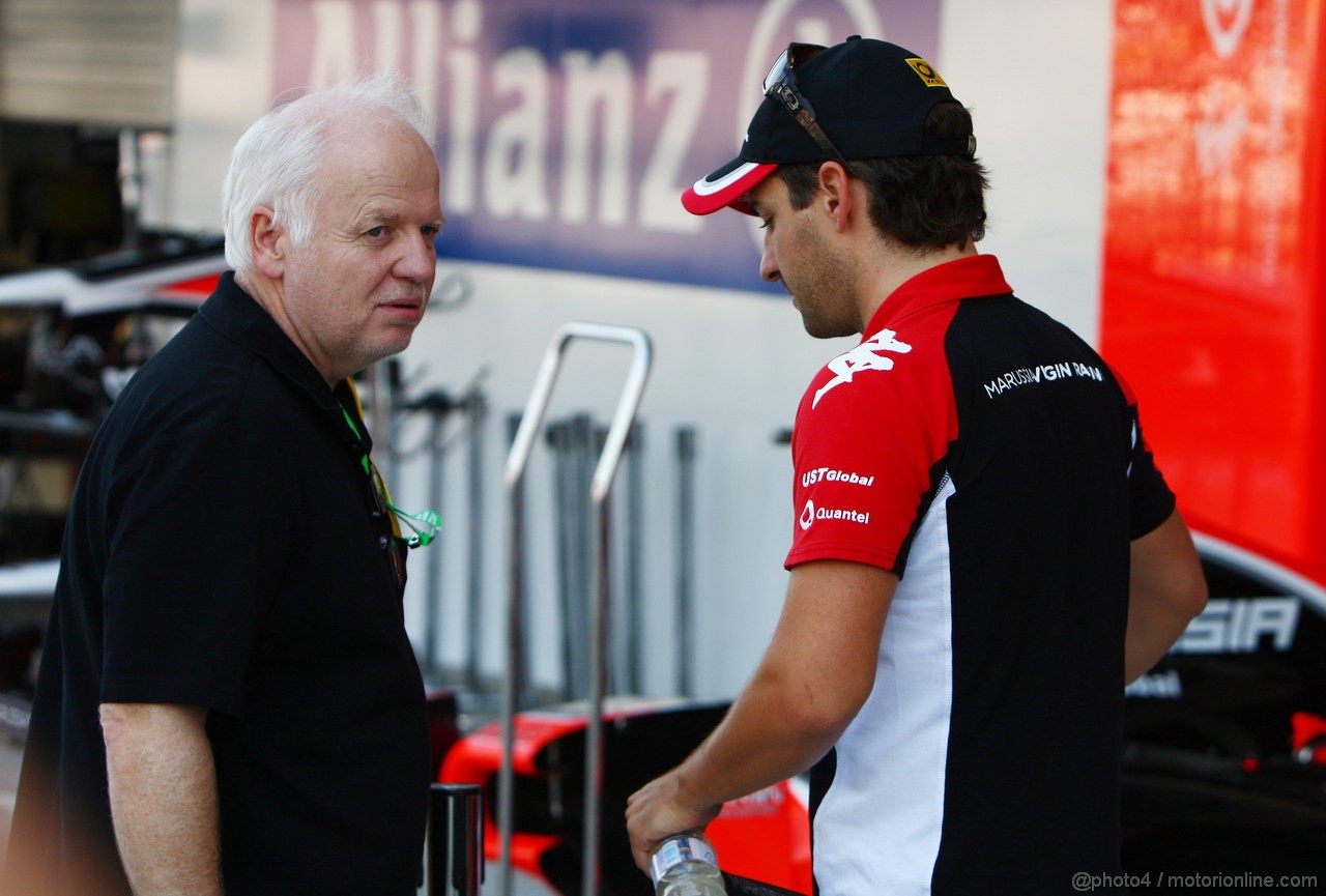 GP GIAPPONE, 08.10.2011- Qualifiche, Norbert Vettel (GER), father of Sebastian Vettel (GER), Red Bull Racing, RB7 e Timo Glock (GER), Marussia Virgin Racing VR-02