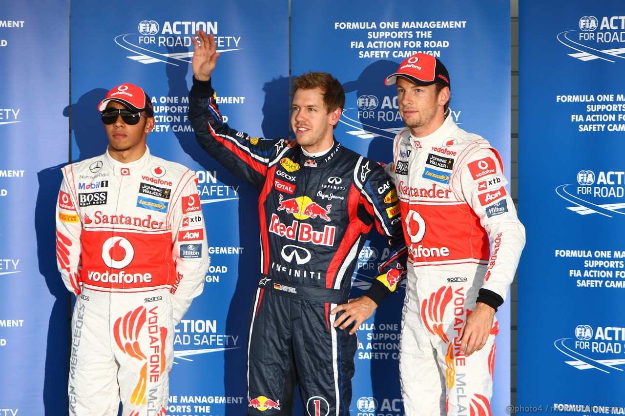 GP GIAPPONE, 08.10.2011- Qualifiche, Sebastian Vettel (GER), Red Bull Racing, RB7 pole position, Jenson Button (GBR), McLaren Mercedes, MP4-26 secondo e Lewis Hamilton (GBR), McLaren Mercedes, MP4-26 terzo
