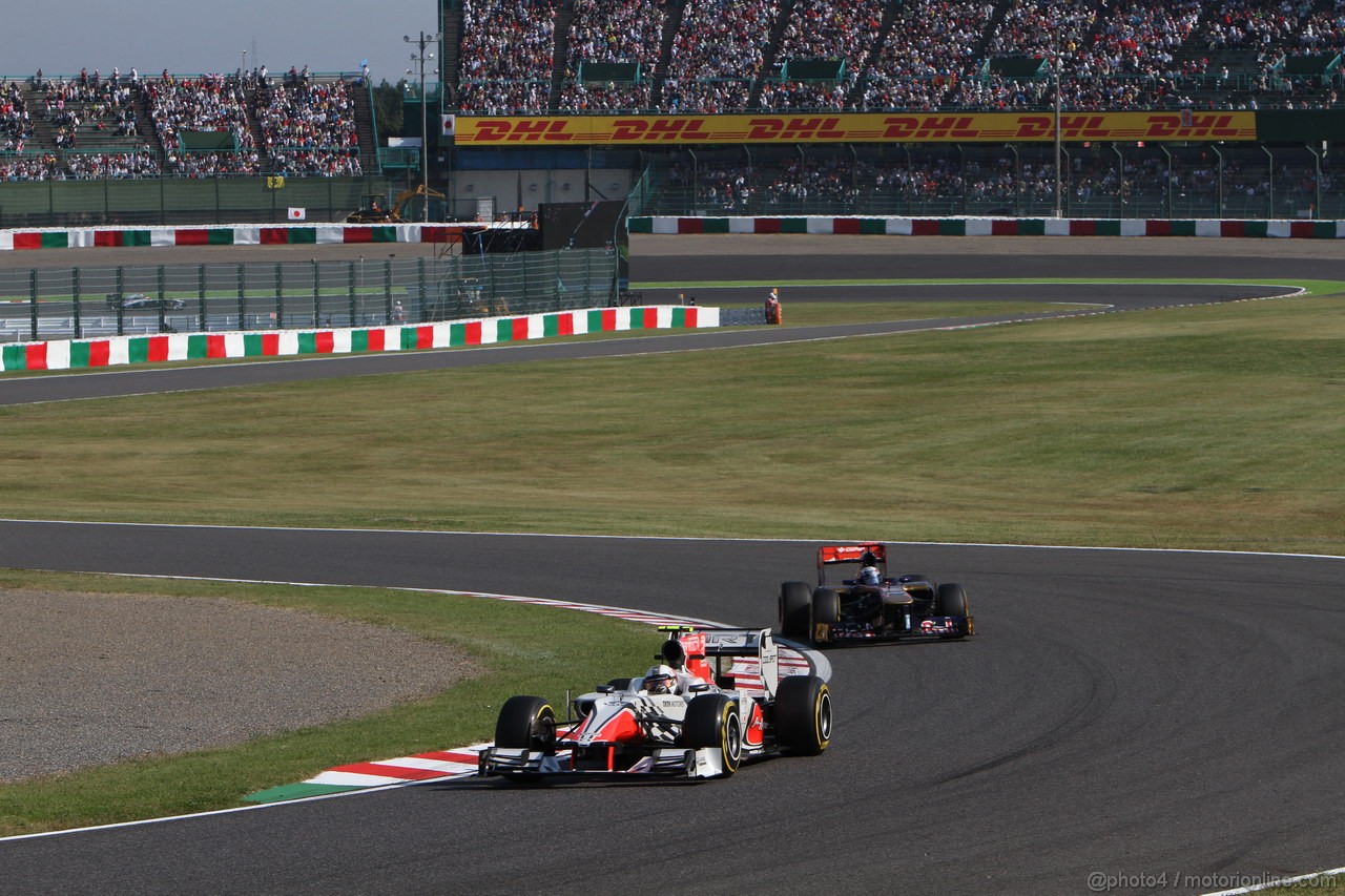 GP GIAPPONE, 08.10.2011- Qualifiche, Vitantonio Liuzzi (ITA), HRT Formula One Team davanti a S�bastien Buemi (SUI), Scuderia Toro Rosso, STR6 