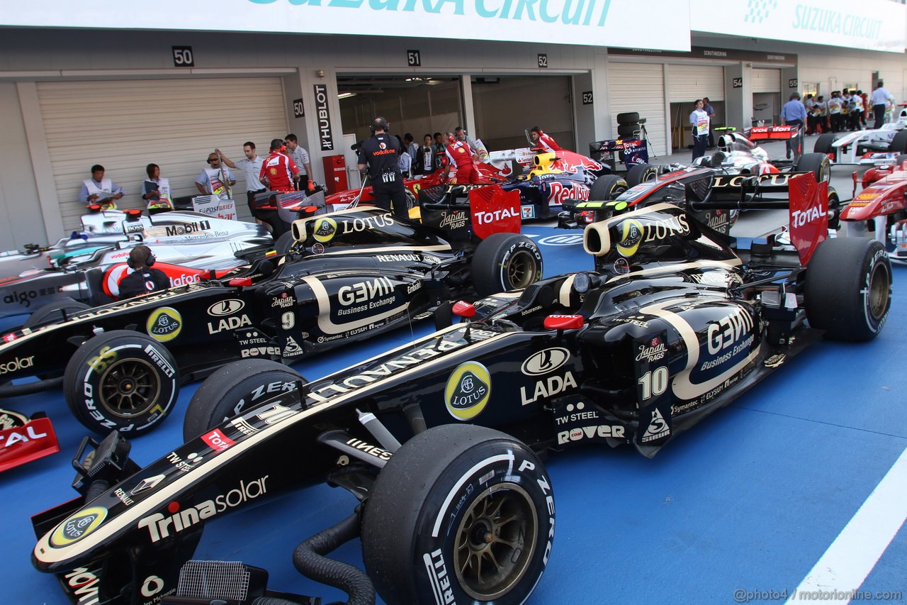 GP GIAPPONE, 08.10.2011- Qualifiche, Bruno Senna (BRA), Lotus Renault GP R31 e Vitaly Petrov (RUS), Lotus Renault GP, R31 