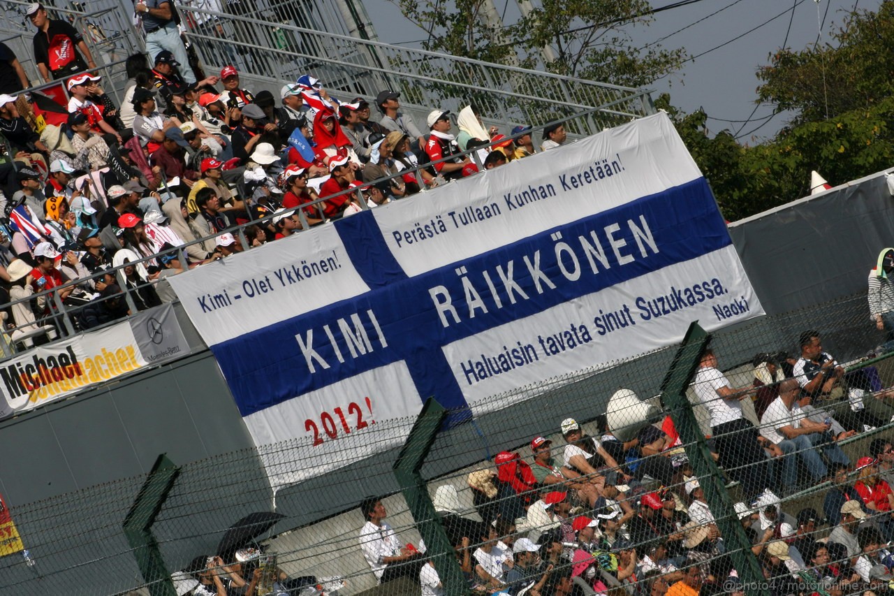 GP GIAPPONE, 08.10.2011- Qualifiche, Fans of Kimi Raikkonen (FIN), Ex F1 Champion