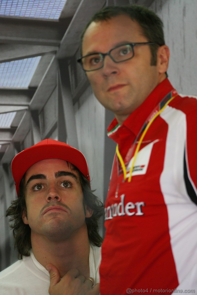 GP GIAPPONE, 07.10.2011- Prove Libere 1, Venerdi', Fernando Alonso (ESP), Ferrari, F-150 Italia e Stefano Domenicali (ITA), Team Principal 