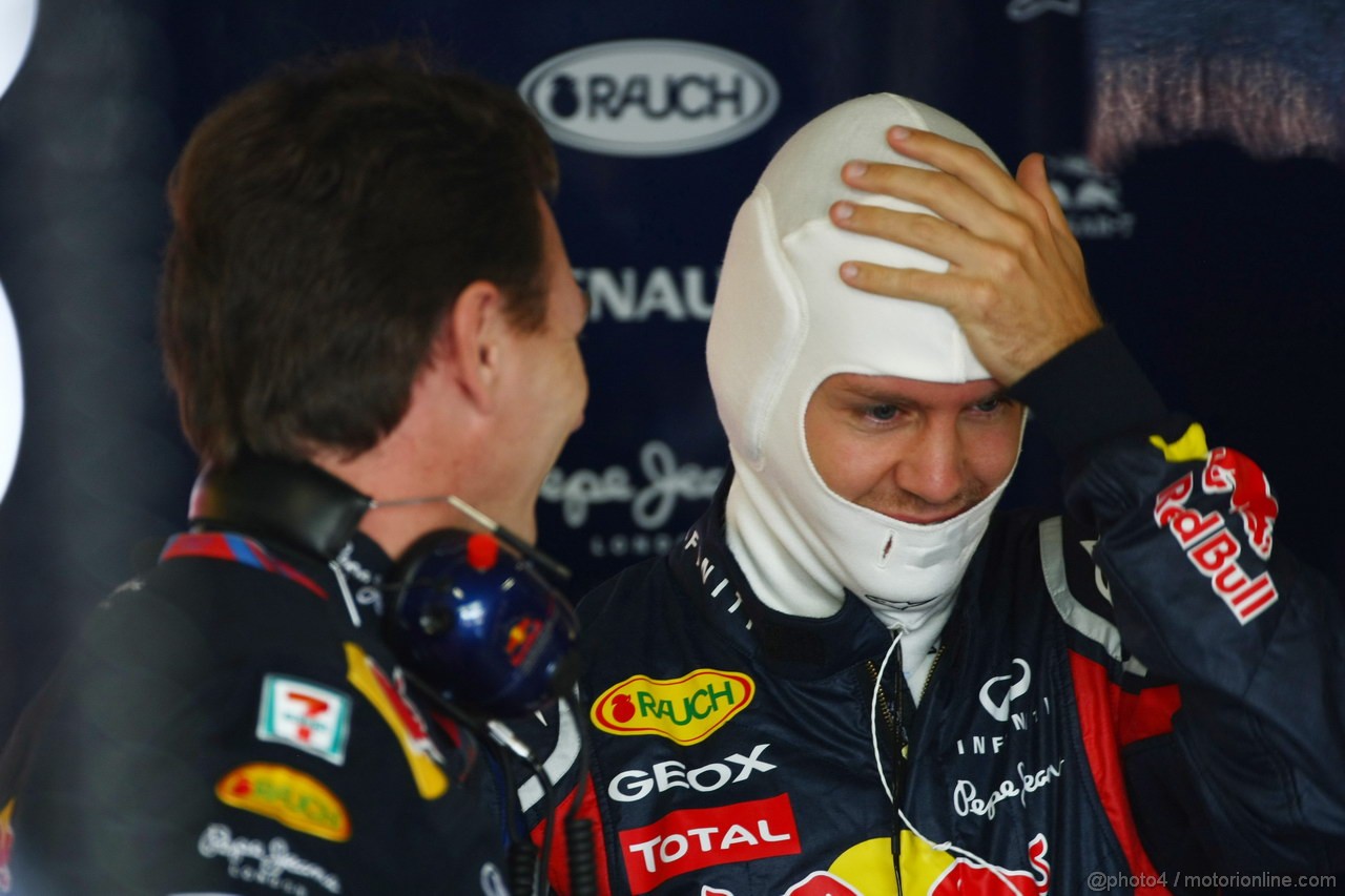 GP GIAPPONE, 07.10.2011- Prove Libere 1, Venerdi', Christian Horner (GBR), Red Bull Racing, Sporting Director e Sebastian Vettel (GER), Red Bull Racing, RB7 