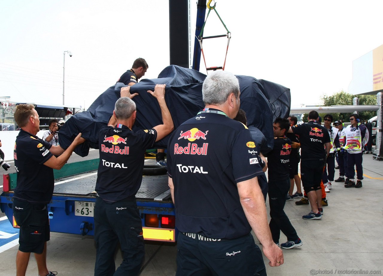 GP GIAPPONE, 07.10.2011- Prove Libere 1, Venerdi', Crash, Sebastian Vettel (GER), Red Bull Racing, RB7 