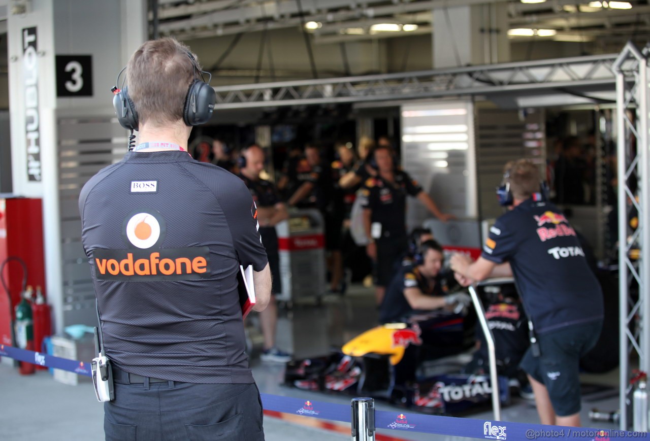 GP GIAPPONE, 07.10.2011- Prove Libere 2, Venerdi', A McLaren Engineer keeps a look on the Red Bull team