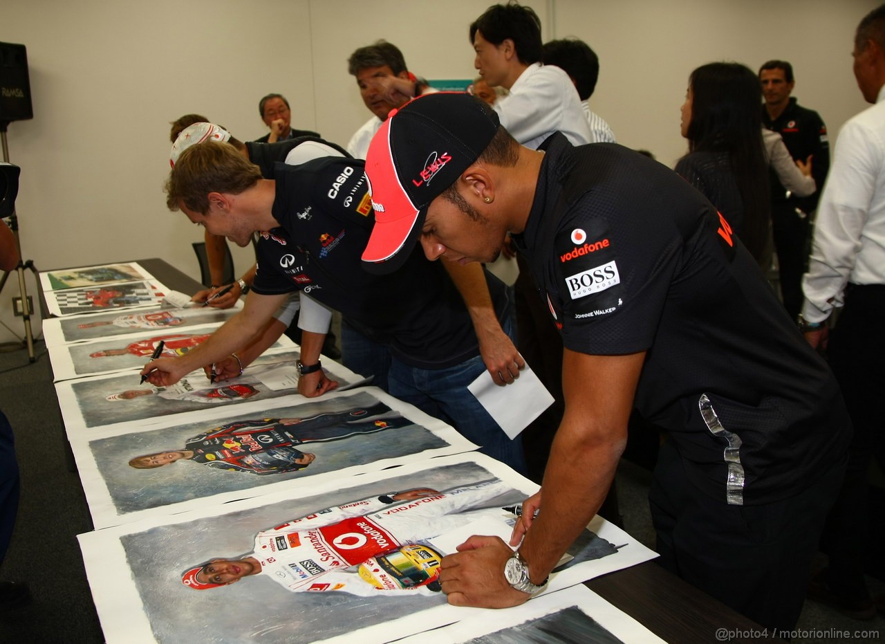 GP GIAPPONE, 07.10.2011- The 5 world champions with signed photos commissioned by Bernie Ecclestone (GBR) to then be put up for auction to raise money for the Japanese disaster, Lewis Hamilton (GBR), McLaren  Mercedes, MP4-26 e Sebastian Vettel (GER), Red Bull Racing, RB7 